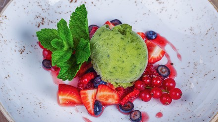 Neben deftigen Speisen werden selbstverständlich auch Desserts wie Basilikumsorbet mit Beeren serviert, die das Angebot in Friedrichs Schnitzel-Bar abrunden. (Foto: © H-Hotels.com)