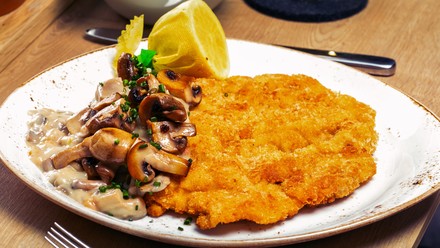 Ein knusprig ausgebackenes Schnitzel mit Champignon-Rahmsoße. (Foto: © H-Hotels.com)