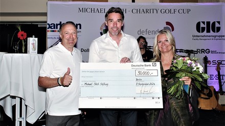 30.000 Euro für die Michael Stich Stiftung: Scheckübergabe auf der Players Night im Park Inn by Radisson Berlin Alexanderplatz. V. l.: Jürgen Gangl, Michael Stich und Ariane Fränkle, Geschäftsführerin der Golfanlage Groß Kienitz (Foto: © Park Inn by Radisson Berlin Alexanderplatz)