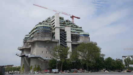 Die Fertigstellung des grünen Bunkers im Hamburger Kultstadtteil St. Pauli rückt immer näher. (Foto: © picture alliance/dpa | Marcus Brandt)