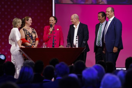 Von links: ZDF-Moderatorin Barbara Hahlweg im Gespräch mit Familie Schweizer: Tochter Carolina Hiebl, Rosely Schweizer, die mit dem Deutschen Gründerpreis für ihr Lebenswerk ausgezeichnet wurde, Ehemann Dr. Folkart Schweizer und die Söhne Georg Schweizer und Rudolf Louis Schweizer. ( Foto: © Franziska Krug für Deutscher Gründerpreis)