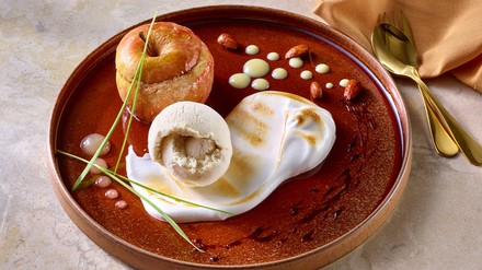Teller-Dessert „Ofenfrischer Bratapfel, geeiste vegane Vanille mit Eierlikör und geflämmter Meringues“