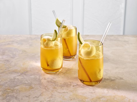 Als Dessert-Drink bietet sich der „Weihnachtliche Lillet-Bratapfel Aperitif“ an.