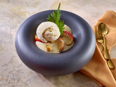 Mini-Dessert „Lauwarmes Bratapfelkompott unter Zimt-Kürbiskern-Crumbles und cremige Vanille Eiscreme“