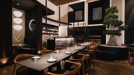 Das Restaurant Oukan vereint veganes Fine Dining mit Lebensmitteln aus dem eigenen Fermentation Lab mit einer von der japanischen Architektur inspiriertes Interieur mit klaren Linien, facettenreichen Schwarztönen und faszinierenden haptischen Elementen.