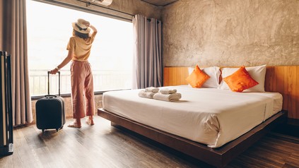 Frau im Hotelzimmer