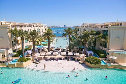 Pool am Palazzo Versace