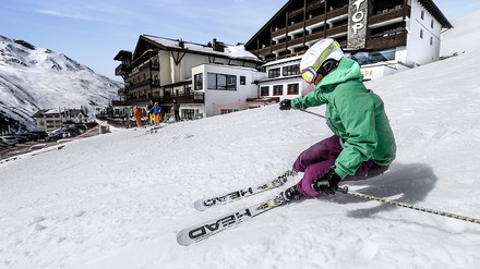 Ein Skifahrer auf einer Piste.