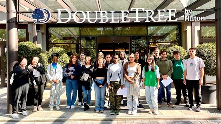 14 angehende Hotelfachleute und vier zukünftige Köche freuen sich auf ihre neuen Aufgaben im DoubleTree by Hilton Berlin Ku´damm. (Foto: © DoubleTree by Hilton Berlin Ku´damm)