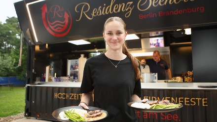 Food Trailer verkürzen Servicewege. Es wird gekocht, wo auch gefeiert wird.