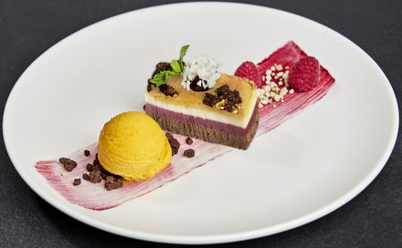 Als Dessert wird eine Knusper-CrèmeBrûlée-Schnitte mit Mango-Ragout, Schokolierter-Nuss-Crumble und exotischem Sorbet serviert. (Foto: © Patrick Reimann Photodesign)