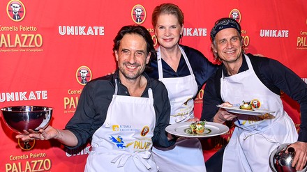 Oliver Mommsen, Cornelia Poletto, Ralf Bauer als Kellner beim Promi Charity Abend von Cornelia Polettos Palazzo im Hamburger Spiegelzelt zu gunsten des Altonaer Kinderkrankenhaus AKK auf der Kleinen Moorweide am Dienstag 28.Februar 2023 in Hamburg. (