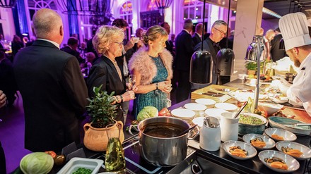 Beim Flanierball wird es ein Dine-A-Round-Buffet geben. (Foto: © SCHLOSS Fleesensee)