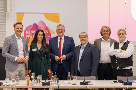 Dr. Marcel Klinge, Homeira Amiri, Michael Donth MdB, Stefan Schmidt MdB, Gerhard Bruder und Dirk Iserlohe (von links) (Foto: © DZG)