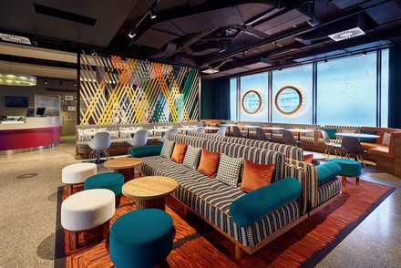 Die Diwan-Sitzgelegenheiten sind eine moderne Interpretation orientalischer Eleganz. (Foto: © Aloft München)