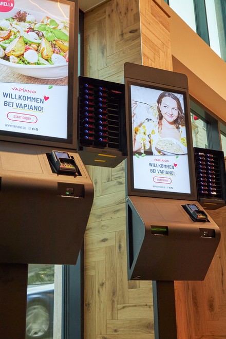 Über „Digital Order Points“ können Gäste im Vapiano-Restaurant in Kassel ihre Bestellung aufgeben. (Foto: © Vapiano)