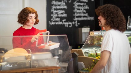 Gastronomin schließt Mehrwegbehältnis