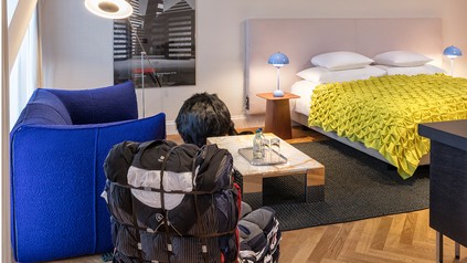 Für die nächsten zwei Jahre verwandelt sich eines der Dachgeschoss-Studios im Hotel Schweizerhof Bern & Spa in das "Timeless Design Studio". (Foto: © Hotel Schweizerhof Bern & Spa)