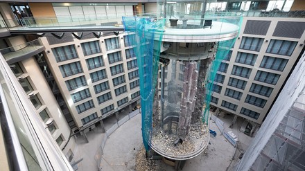 Geplatzter Aquadom im Radisson Collection Hotel „Dom Aquaree“ in Berlin