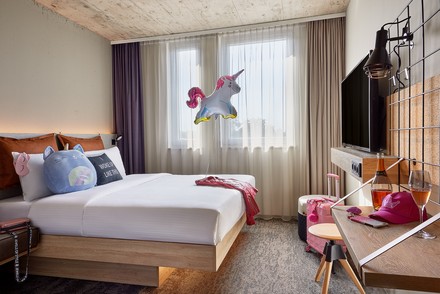 Das Moxy Karlsruhe ist alles andere als ein gewöhnliches Hotel. (Foto: © Matthias Hamel)