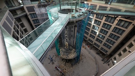 Geplatzter Aquadom im Radisson Collection Hotel „Dom Aquaree“ in Berlin