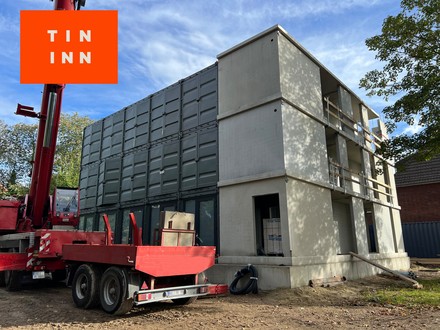 Die Montage der Container dauerte lediglich acht Tage. (Foto: © Tin Inn)