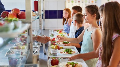 Kinder an der Essensausgabe einer Schulkantine