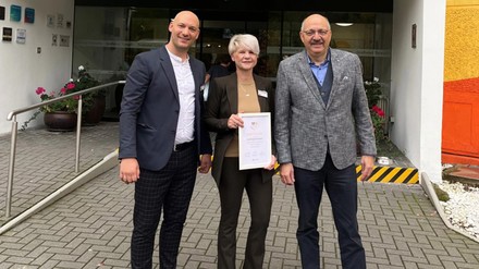 Hoteldirektor Alexander Methner, stellv. Hoteldirektorin Petra Schlüter-Bürger und „Dehoga Brandenburg“-Hauptgeschäftsführer Olaf Lücke bei der Übergabe der Urkunde