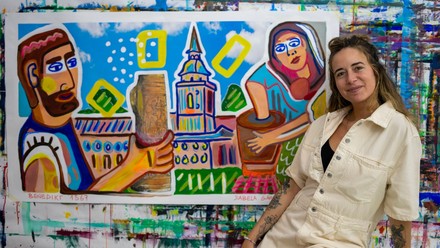 Sabela García Cuesta vor ihrem Kunstwerk