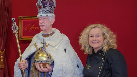 Emma Jayne neben der „König Charles“-Kuchenskulptur