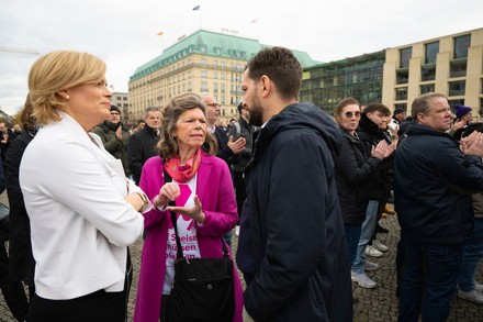 Julia Klöckner, die wirtschaftspolitische Sprecherin der CDU/CSU-Bundestagsfraktion (li.) und Ingrid Hartges, Hauptgeschäftsführerin Dehoga, im Gespräch mit BdS-Hauptgeschäftsführer Markus Suchert