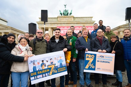 Mehrere Hundert Menschen kamen zur Kundgebung am Montag zusammen