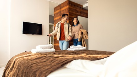 Pärchen, das ins Hotelzimmer kommt