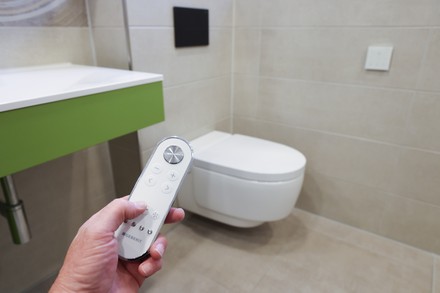 Sitzheizung, Geruchsabsaugung oder die Reichweite des Näherungssensors werden vom Betreiber per Fernbedienung voreingestellt. (Foto: © Geberit)