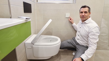 „Meine Gäste steuern das neue Dusch-WC bequem per Wandbedienpanel“, erklärt Hotelier Nadim Sabeh. (Foto: © Geberit)