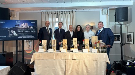 Mauro Carbone (Direktor Trüffelinstitut, Alba), Massimo Darchini (Generalkonsul Italiens in Frankfurt/Main), Mario Borazio (Inhaber Ristorante Brighella), Signora Darchini (Frau des Generalkonsuls) und Mario Fugaro (Stadtrat Alba, Piemont) bei der XXIV Asta Mondiale dell Tartufo Bianco d’Alba im Ristorante Brighella in Frankfurt/Main (Foto: © Ristorante Brighella)