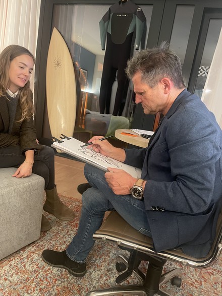 Ein Künstler zeichnet Gäste als Karikatur. (Foto: © HOGAPAGE/Johannes Wunderlich)