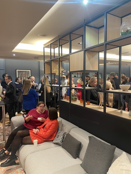 Der Livingroom ist das Herzstück und Wohnzimmer für die Gäste des Hotels. (Foto: © HOGAPAGE/Johannes Wunderlich)