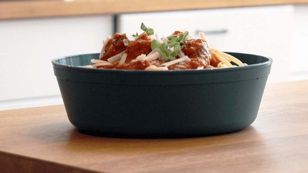 Spaghetti Bolognese mit Parmesan und Kräutern in einer Mehrwegschüssel