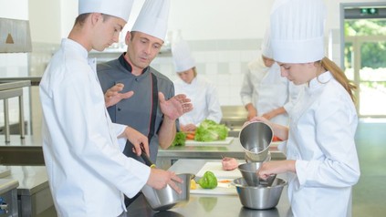 Küchenchef erklärt Personal etwas