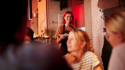 Kellnerin serviert Gästen