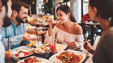 Restaurantgäste beim Essen