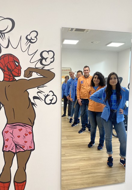 Die neue „Achat Fashion“ ist in den Unternehmensfarben Blau und Orange gehalten.