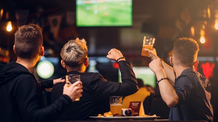 Fußballfans in der Kneipe