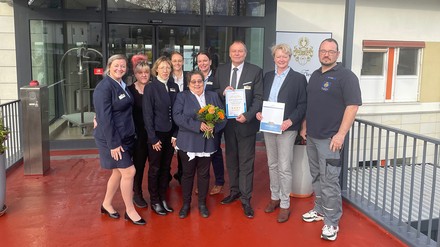 Birte Nagel, Dehoga Mecklenburg-Vorpommern, (2 v. r.) und Michael Demmerl, Gastgeber Seehotel Fleesensee, (3. v. r.) freuen sich mit dem Hotel-Team über die Auszeichnung. (Foto: © Seehotel Fleesensee)