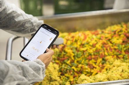Mithilfe digitalisierter Technologien sorgt Rieber für die rückverfolgbare Mehrwegorganisation und die vollkommen papierlose Dokumentation zur gesetzlich geforderten HACCP Lebensmittelsicherheit. (Foto: © Rieber GmbH & Co. KG)