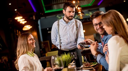 Bezahlvorgang in einem Restaurant