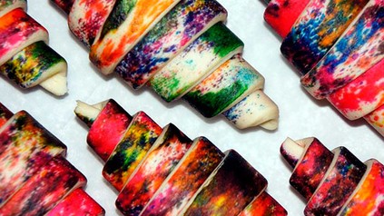Bunte noch nicht gebackene Croissants
