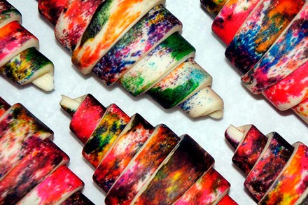 Bunte noch nicht gebackene Croissants