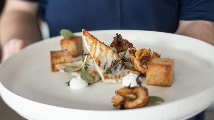 Teller mit gebratenem Fisch